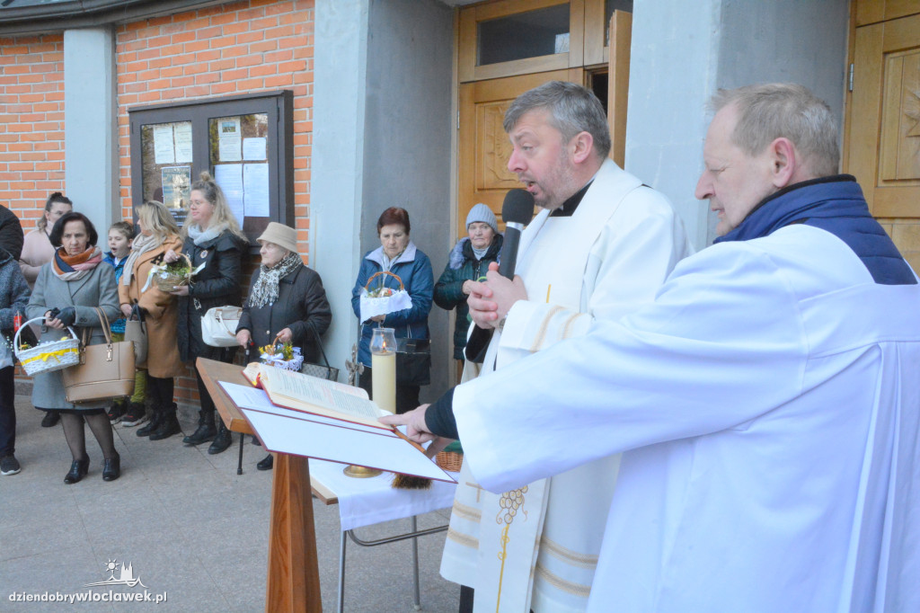 Święcenie pokarmów w parafii w Parku Łokietka
