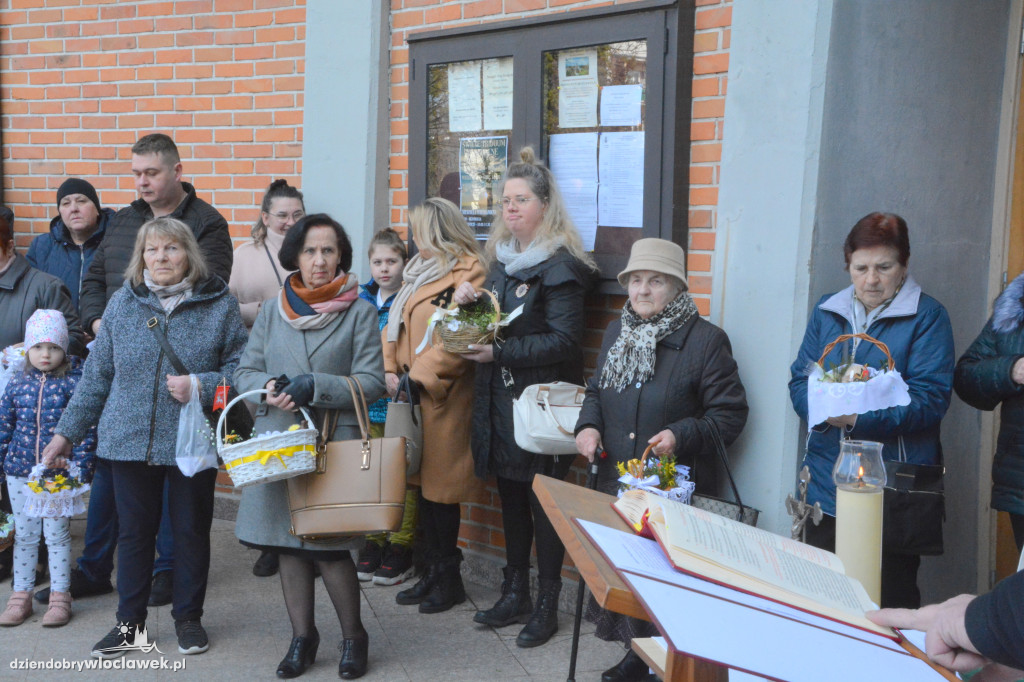 Święcenie pokarmów w parafii w Parku Łokietka