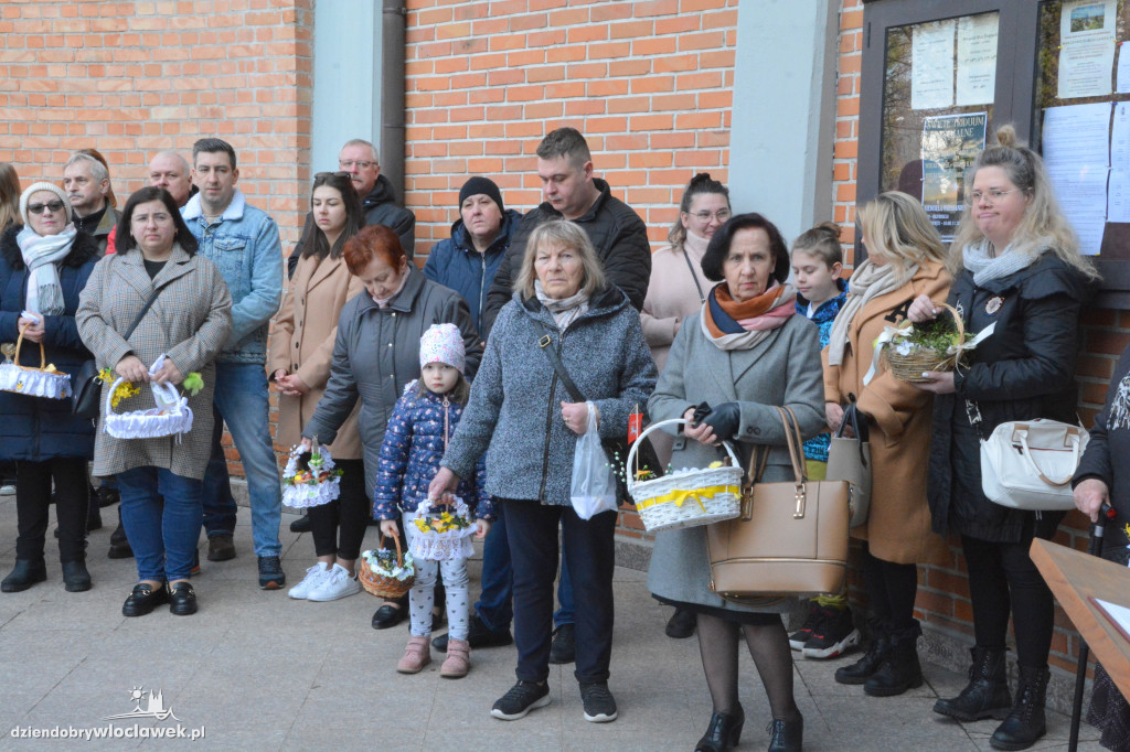 Święcenie pokarmów w parafii w Parku Łokietka