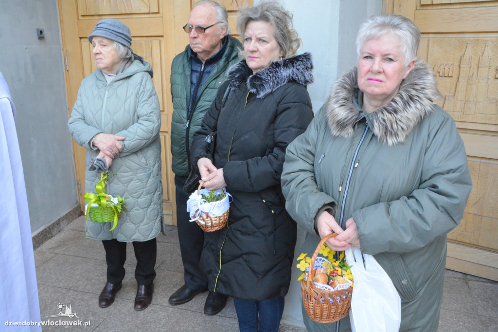 Święcenie pokarmów w parafii w Parku Łokietka