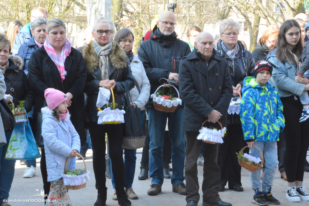 Święcenie pokarmów w parafii w Parku Łokietka