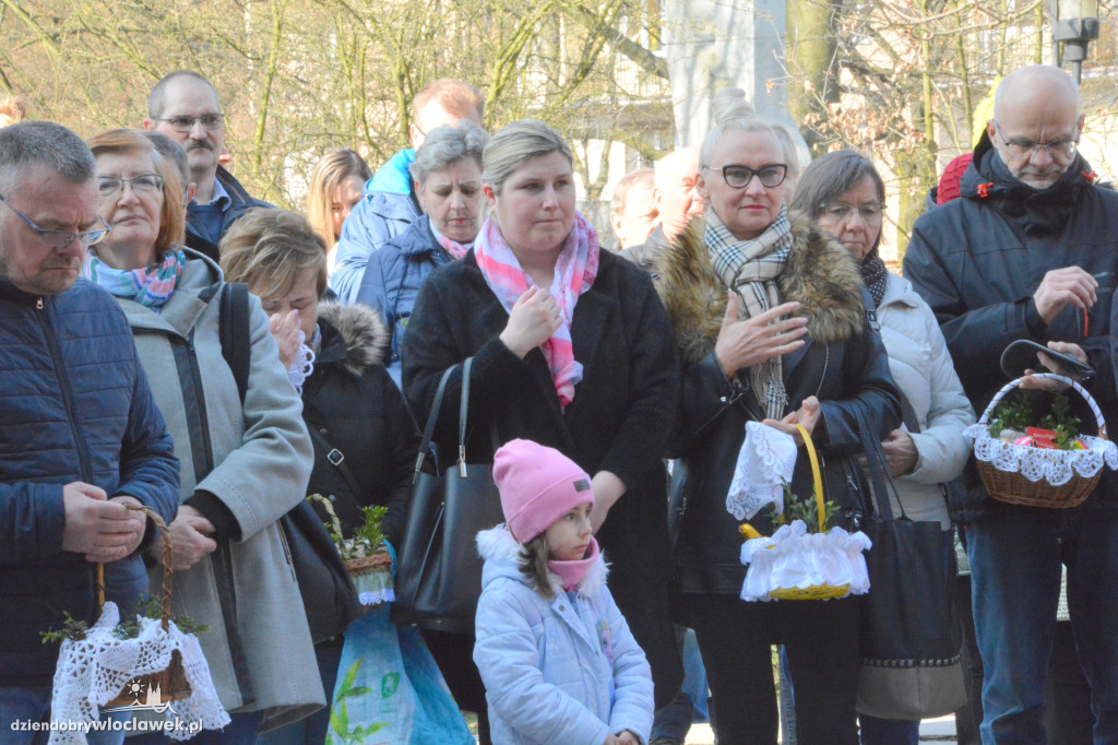 Święcenie pokarmów w parafii w Parku Łokietka