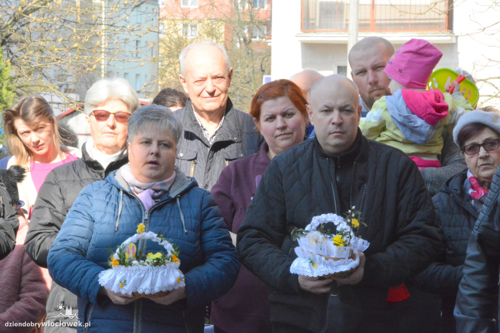 Święcenie pokarmów w parafii w Parku Łokietka