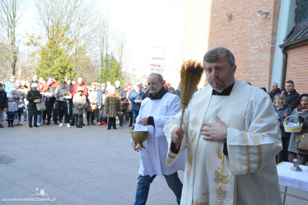 Święcenie pokarmów w parafii w Parku Łokietka
