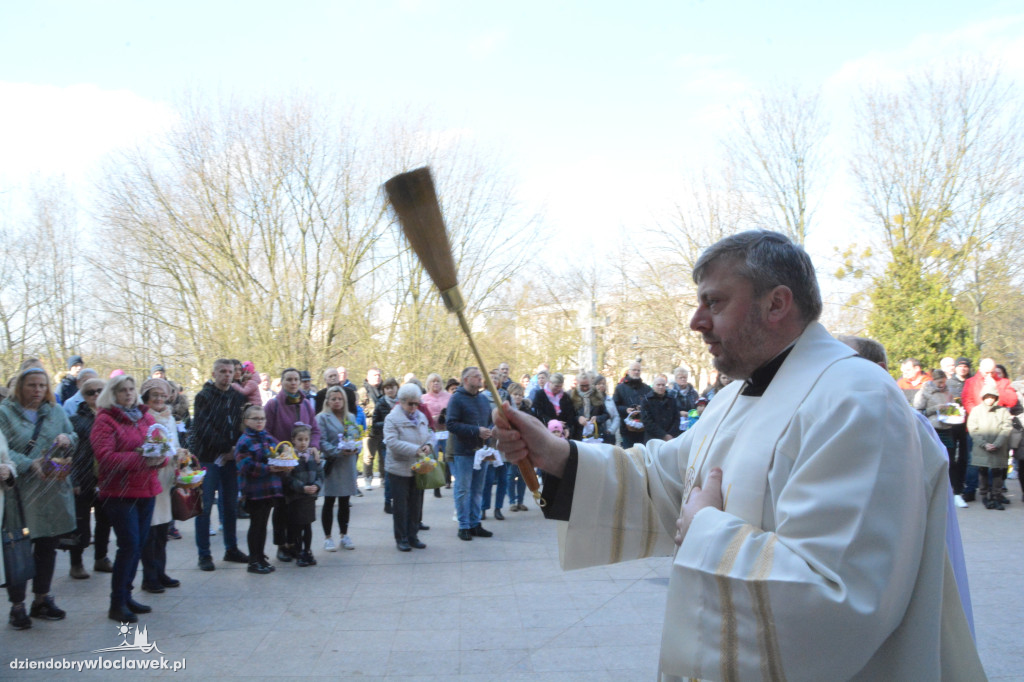 Święcenie pokarmów w parafii w Parku Łokietka