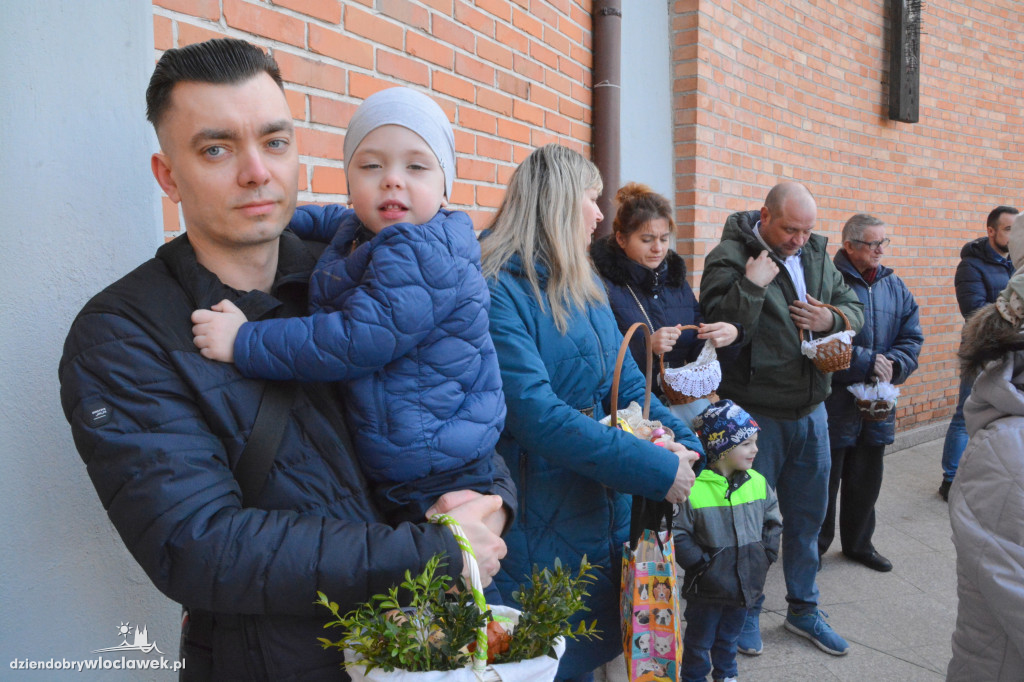 Święcenie pokarmów w parafii w Parku Łokietka
