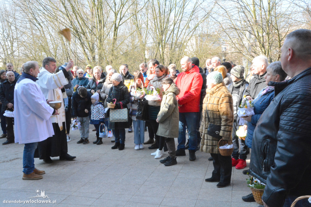 Święcenie pokarmów w parafii w Parku Łokietka