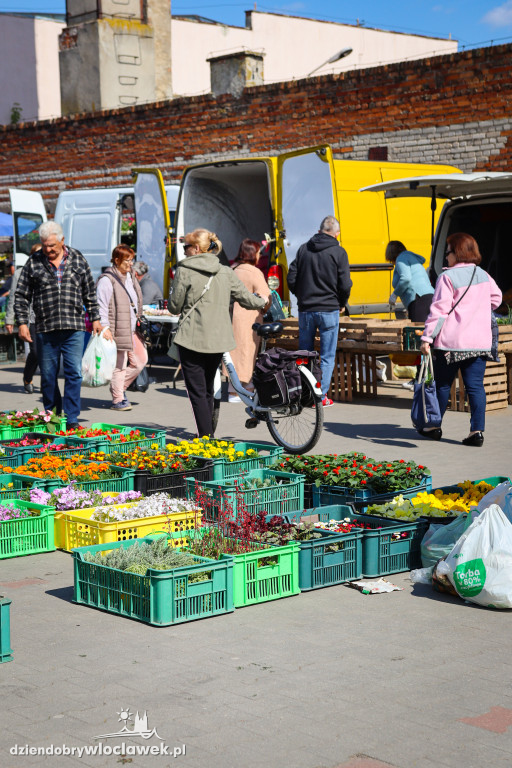 Majowy dzień na targowisku przy Kaliskiej
