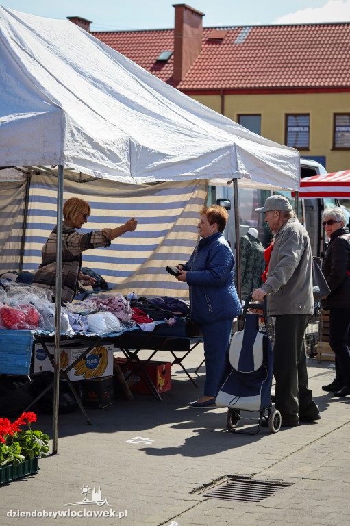 Majowy dzień na targowisku przy Kaliskiej