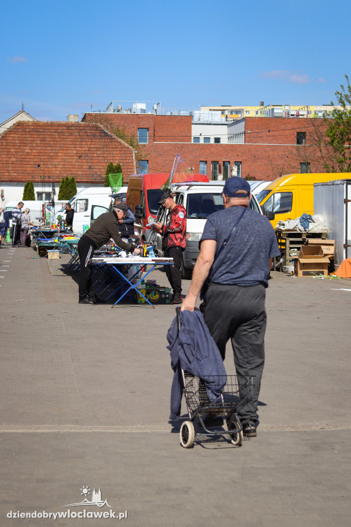 Majowy dzień na targowisku przy Kaliskiej