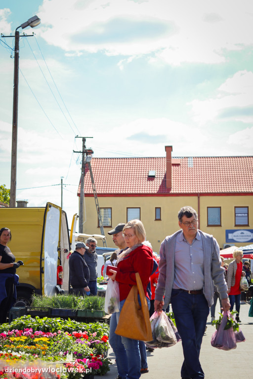 Majowy dzień na targowisku przy Kaliskiej