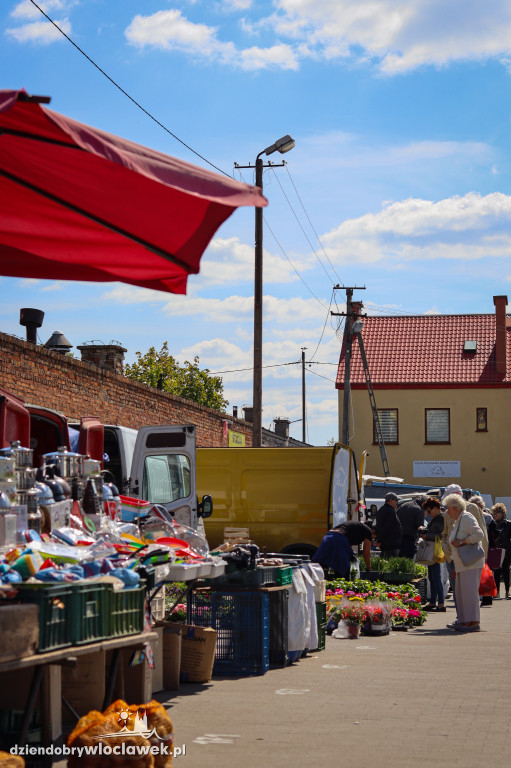 Majowy dzień na targowisku przy Kaliskiej