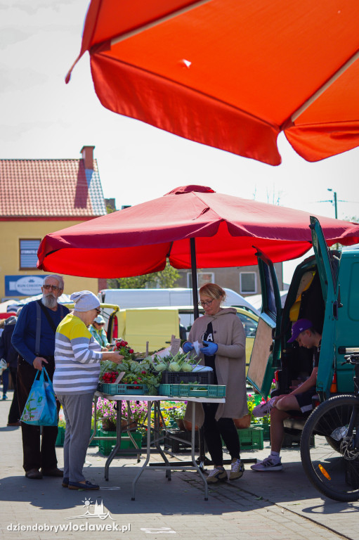 Majowy dzień na targowisku przy Kaliskiej