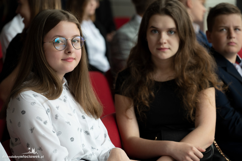 Kurator oświaty nagrodził laureatów konkursów przedmiotowych