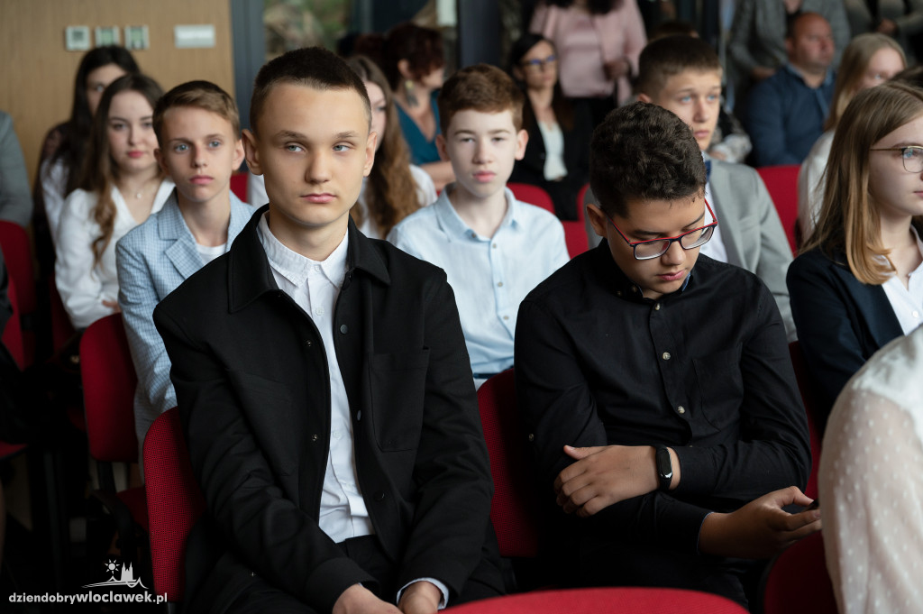 Kurator oświaty nagrodził laureatów konkursów przedmiotowych