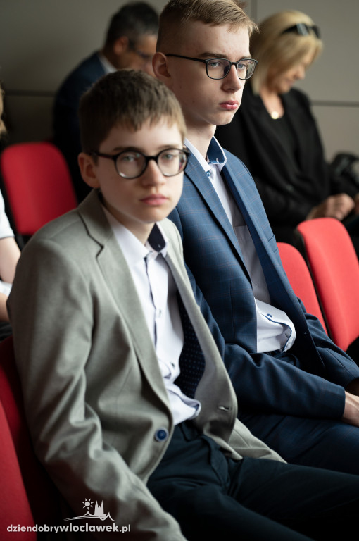 Kurator oświaty nagrodził laureatów konkursów przedmiotowych