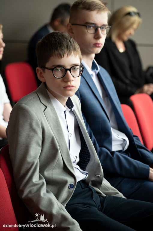Kurator oświaty nagrodził laureatów konkursów przedmiotowych