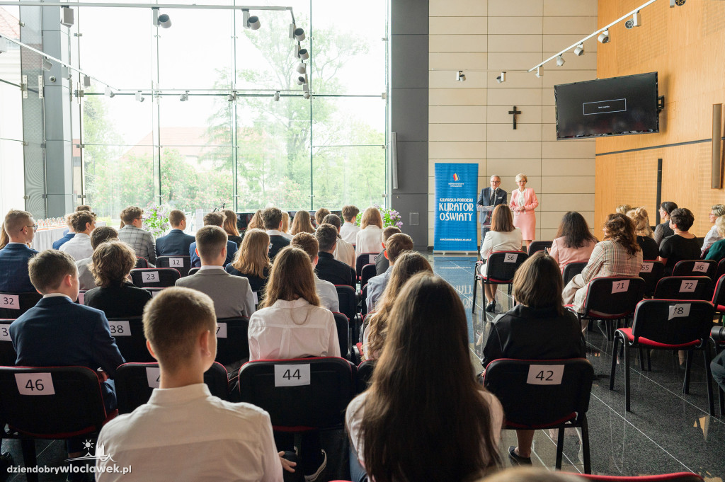 Kurator oświaty nagrodził laureatów konkursów przedmiotowych