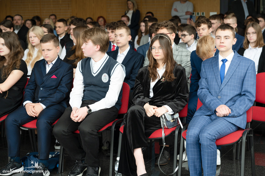 Kurator oświaty nagrodził laureatów konkursów przedmiotowych