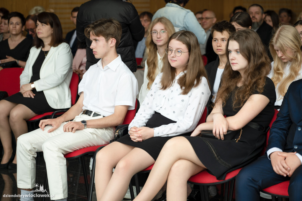 Kurator oświaty nagrodził laureatów konkursów przedmiotowych