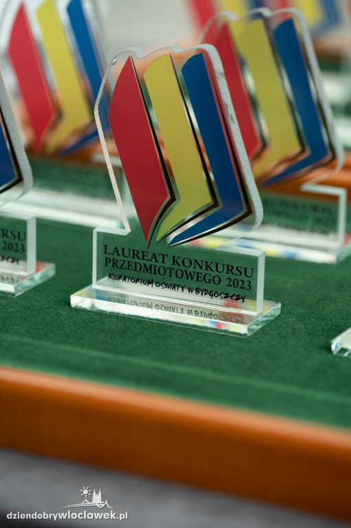 Kurator oświaty nagrodził laureatów konkursów przedmiotowych