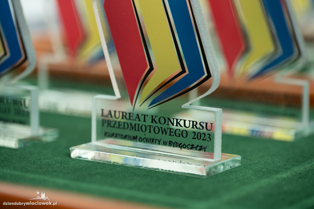 Kurator oświaty nagrodził laureatów konkursów przedmiotowych