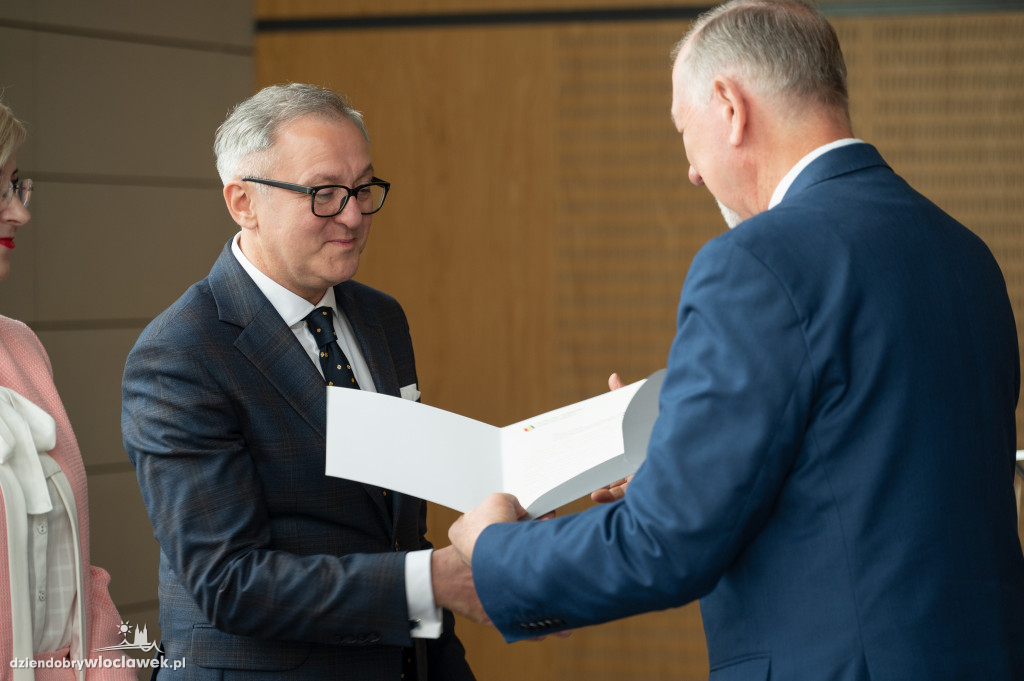 Kurator oświaty nagrodził laureatów konkursów przedmiotowych