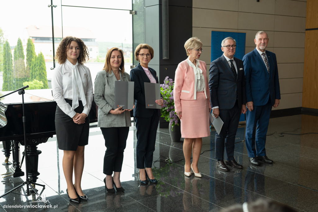Kurator oświaty nagrodził laureatów konkursów przedmiotowych