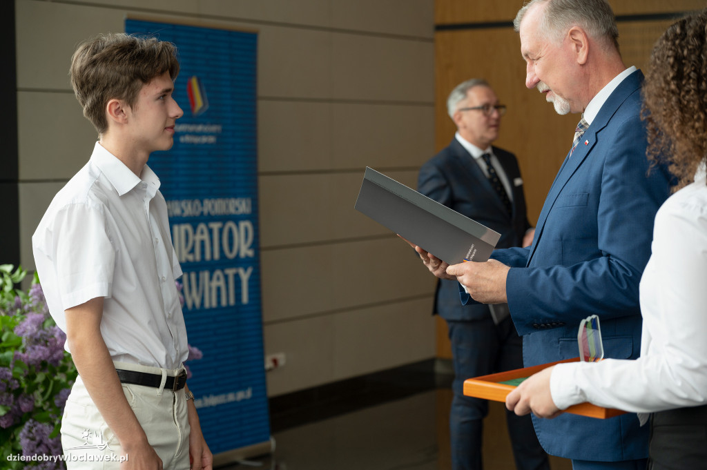 Kurator oświaty nagrodził laureatów konkursów przedmiotowych