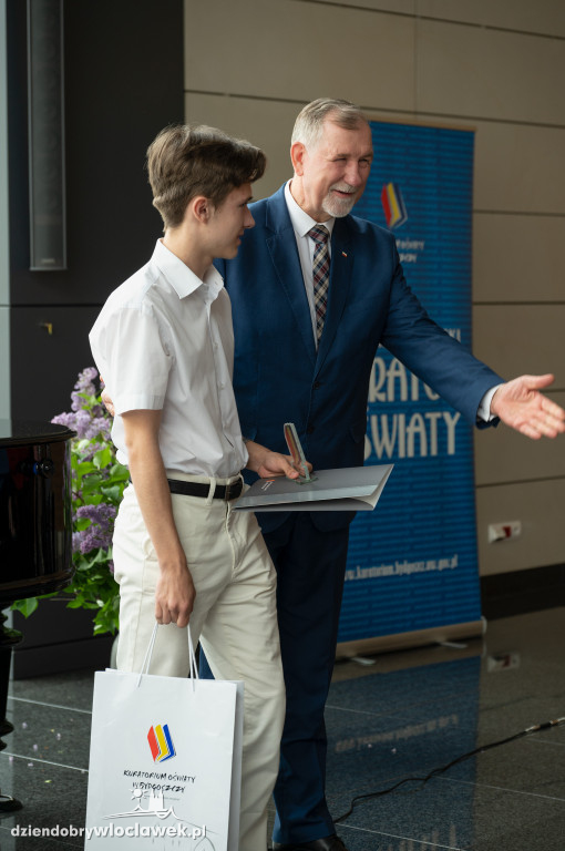 Kurator oświaty nagrodził laureatów konkursów przedmiotowych