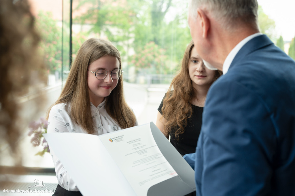 Kurator oświaty nagrodził laureatów konkursów przedmiotowych