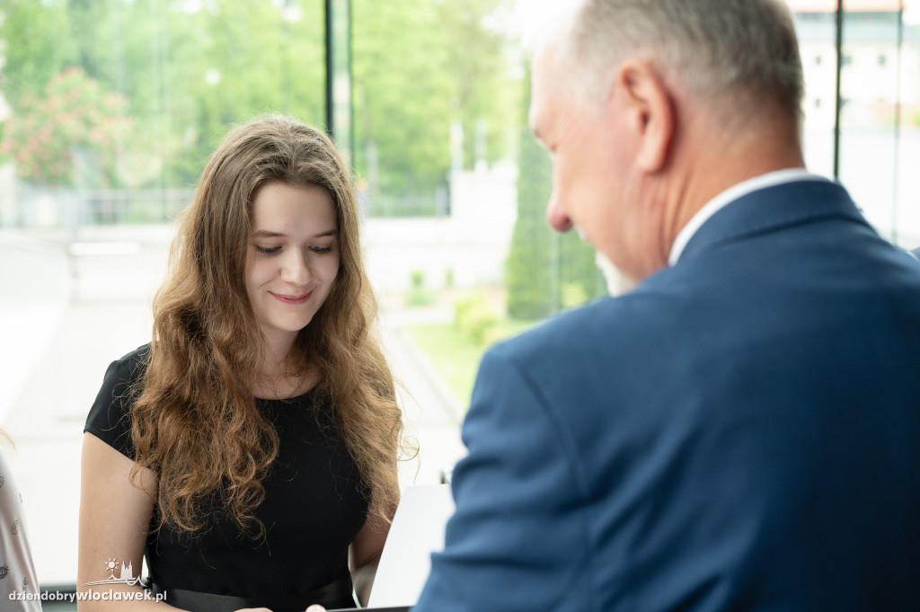 Kurator oświaty nagrodził laureatów konkursów przedmiotowych
