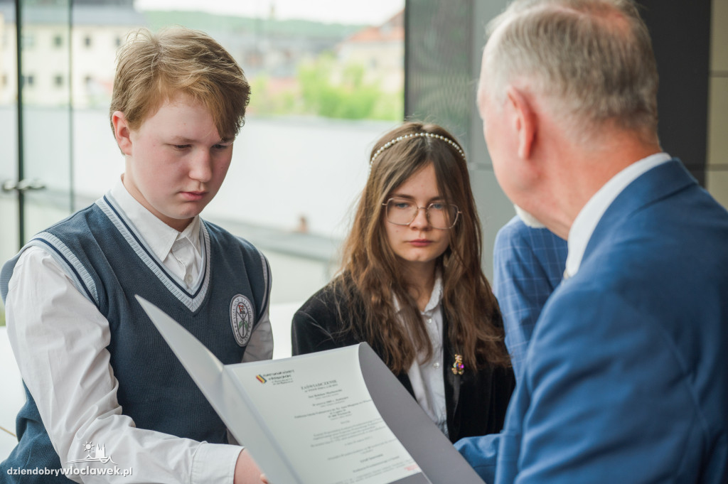 Kurator oświaty nagrodził laureatów konkursów przedmiotowych
