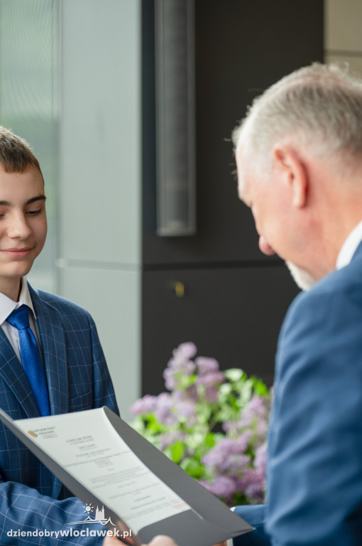 Kurator oświaty nagrodził laureatów konkursów przedmiotowych