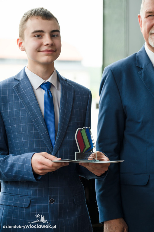 Kurator oświaty nagrodził laureatów konkursów przedmiotowych