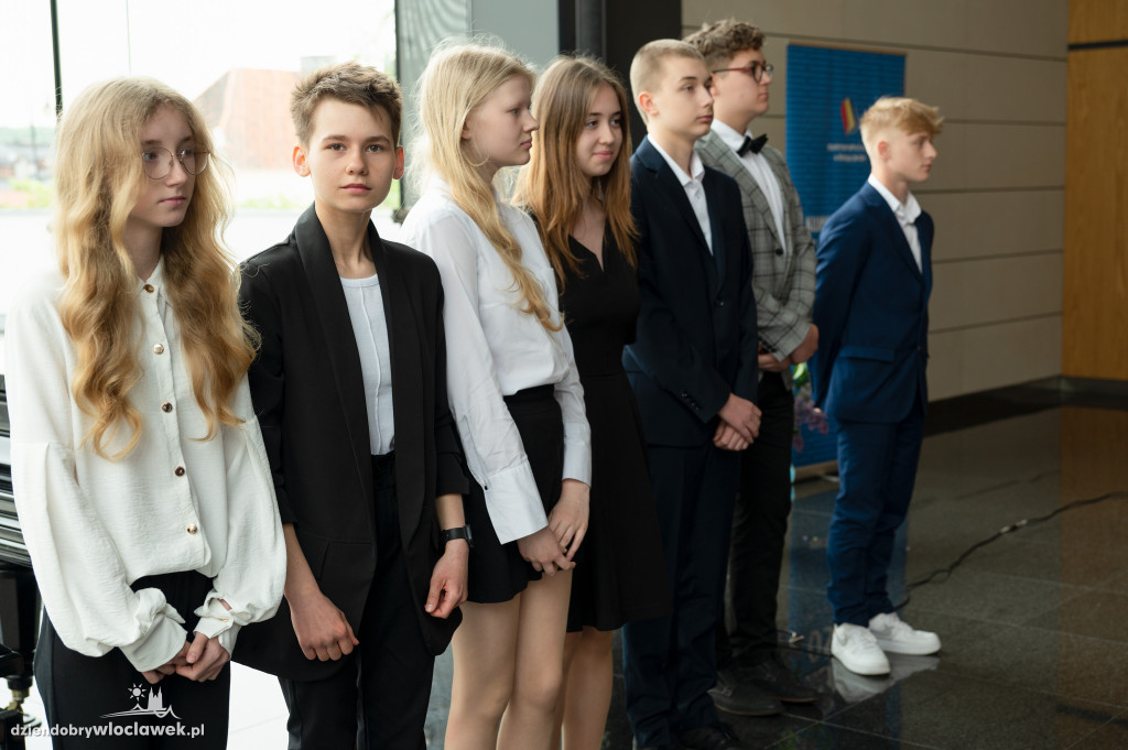 Kurator oświaty nagrodził laureatów konkursów przedmiotowych