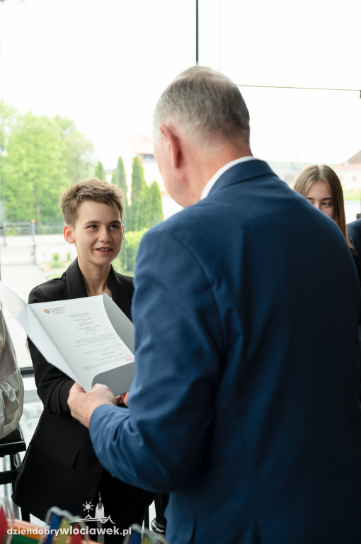 Kurator oświaty nagrodził laureatów konkursów przedmiotowych