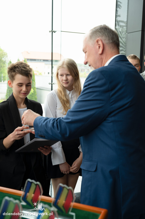 Kurator oświaty nagrodził laureatów konkursów przedmiotowych