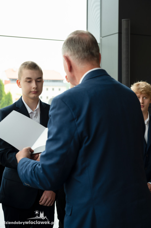 Kurator oświaty nagrodził laureatów konkursów przedmiotowych