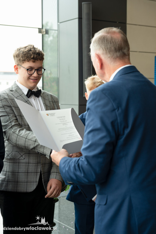 Kurator oświaty nagrodził laureatów konkursów przedmiotowych
