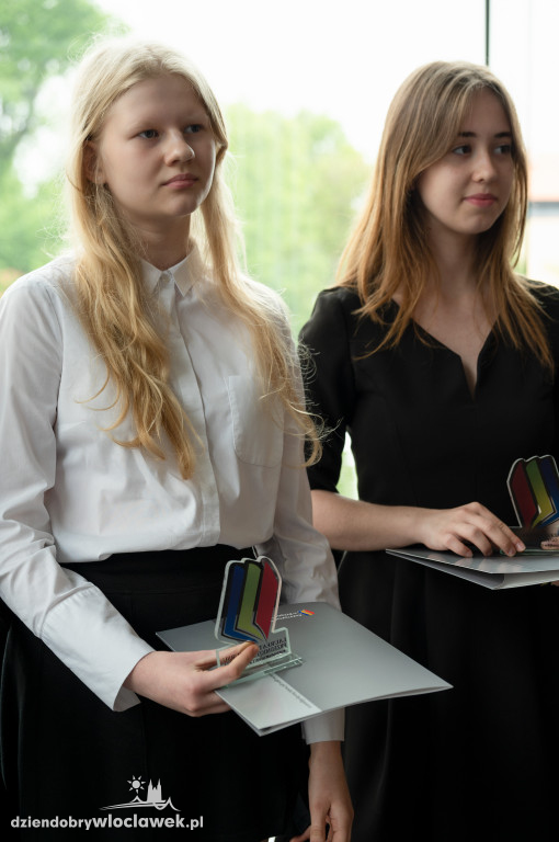 Kurator oświaty nagrodził laureatów konkursów przedmiotowych