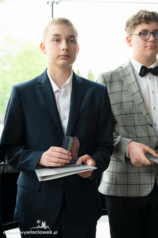 Kurator oświaty nagrodził laureatów konkursów przedmiotowych