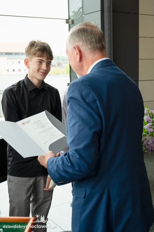 Kurator oświaty nagrodził laureatów konkursów przedmiotowych