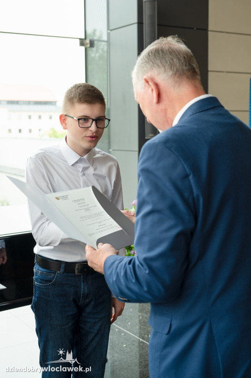 Kurator oświaty nagrodził laureatów konkursów przedmiotowych