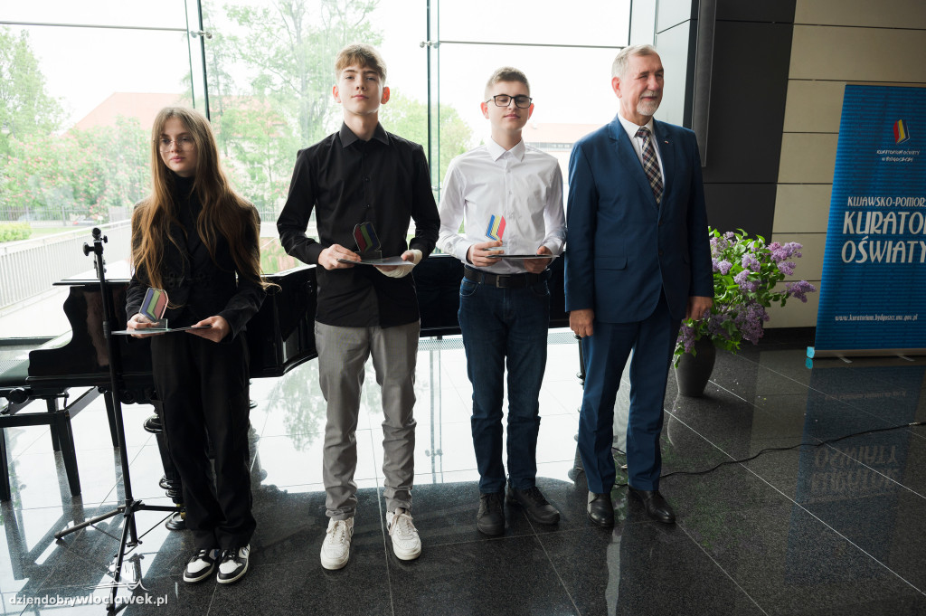 Kurator oświaty nagrodził laureatów konkursów przedmiotowych