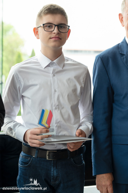 Kurator oświaty nagrodził laureatów konkursów przedmiotowych