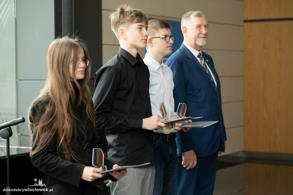 Kurator oświaty nagrodził laureatów konkursów przedmiotowych