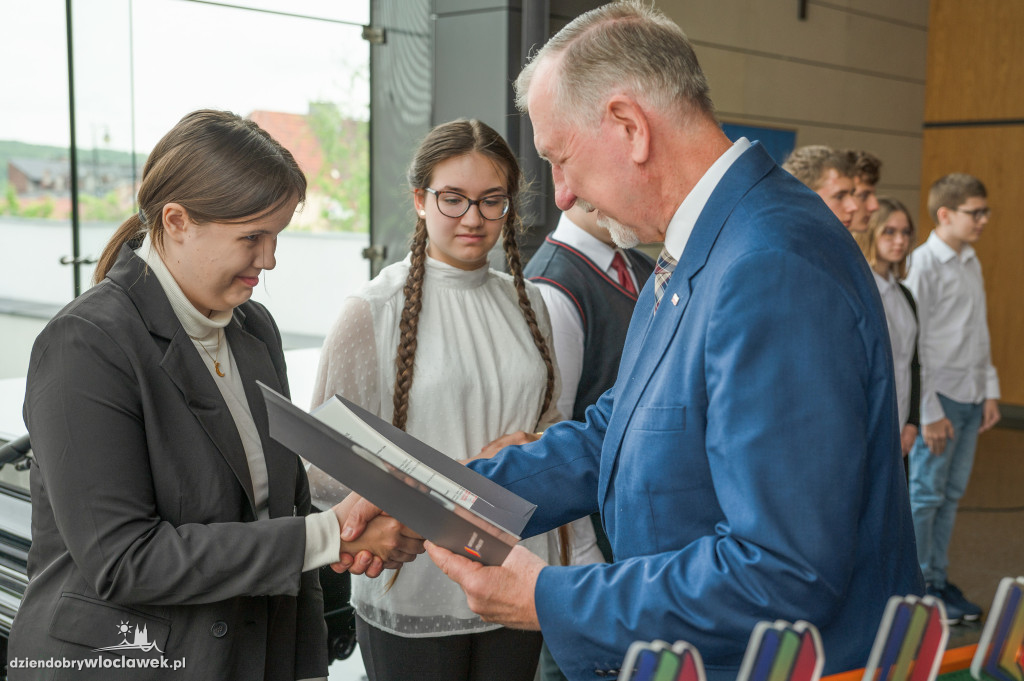 Kurator oświaty nagrodził laureatów konkursów przedmiotowych
