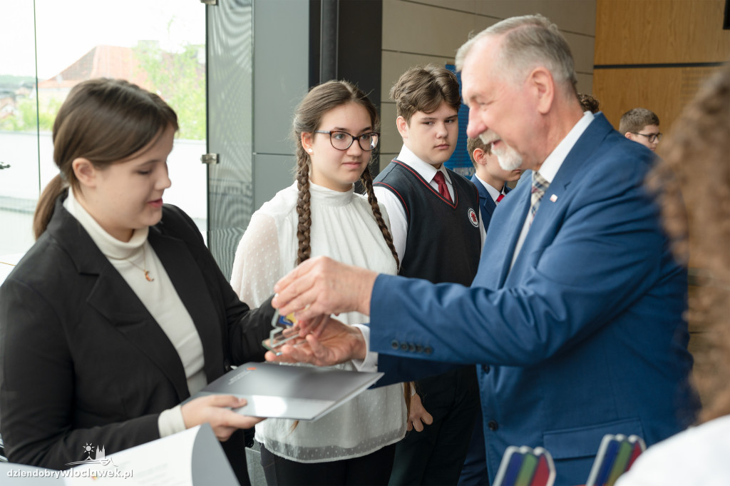 Kurator oświaty nagrodził laureatów konkursów przedmiotowych