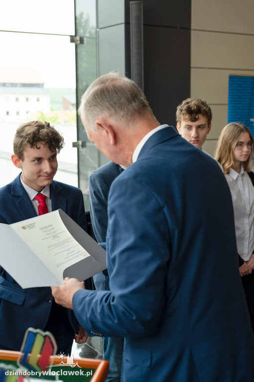 Kurator oświaty nagrodził laureatów konkursów przedmiotowych